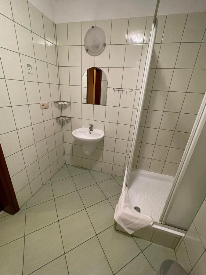 Hotel Omega Острув-Велькопольський Екстер'єр фото